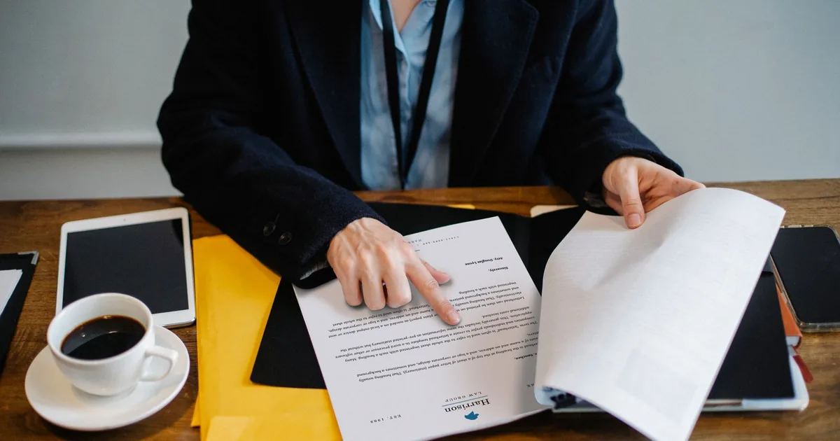 Woman reviews documents and tablet for maschinelle übersetzung qualität.