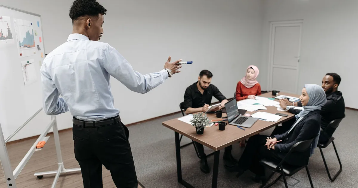Multicultural team discusses maschinelle übersetzung qualität in a meeting.