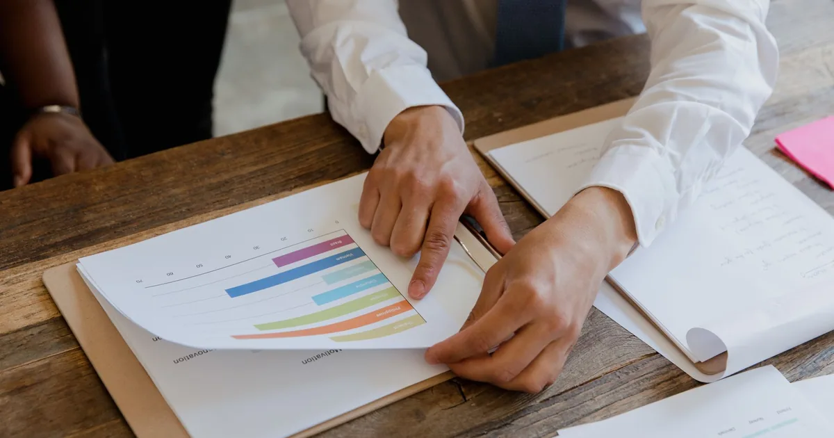 Analyzing MTPE oder Humanübersetzung data on a business chart.