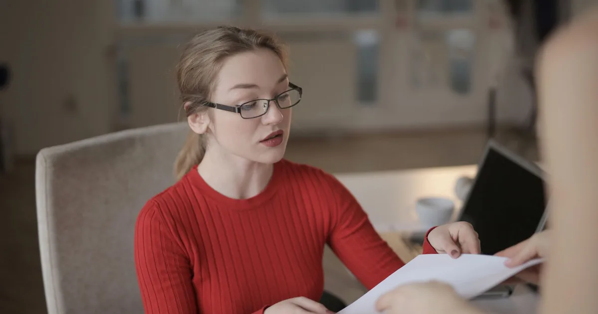 Woman receives document, clarifying beglaubigte Übersetzung Vietnamesisch kosten.